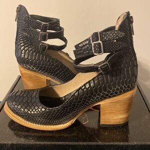 Freebird by Steven Randi heels in Black Snake Size 8